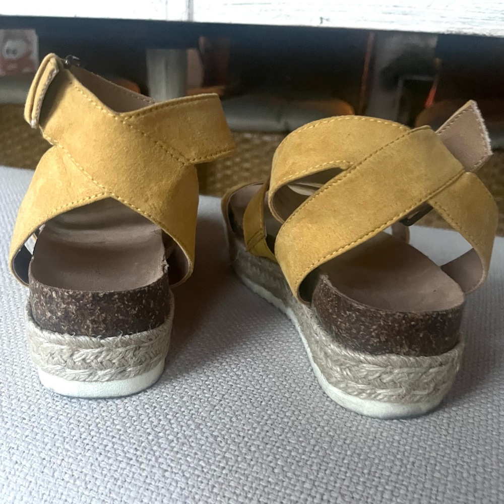 Universal Thread Sandals - Picture 3 of 4